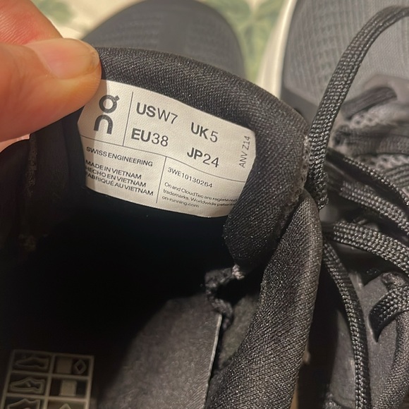 Cloudrunner sizeUS 7 - Picture 10 of 10